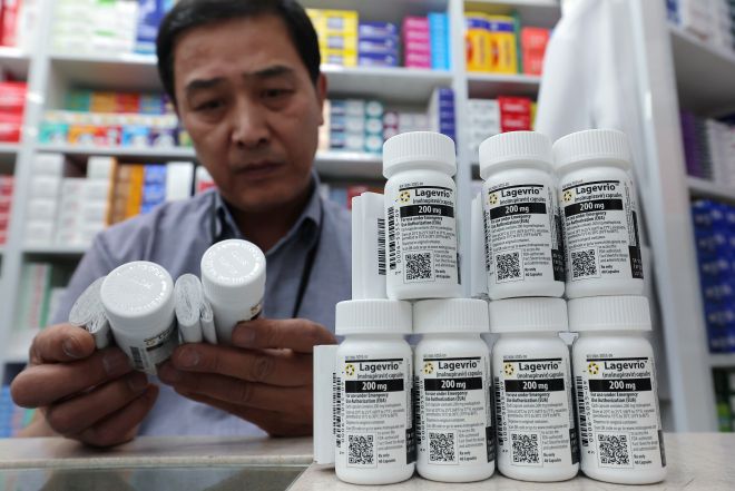 주변국 코로나19 재유행… 질병청 “고위험군 예방접종 권고” - 홍콩·대만·싱가포르 등 주변 국가에서 코로나19 환자가 증가하는 가운데 23일 오후 서울 종로구 코로나19 치료제 지정약국인 종로 열린약국에서 약국장이 코로나19 치료제 중 하나인 라게브리오를 정리하고 있다. 2025.5.23. 뉴스1