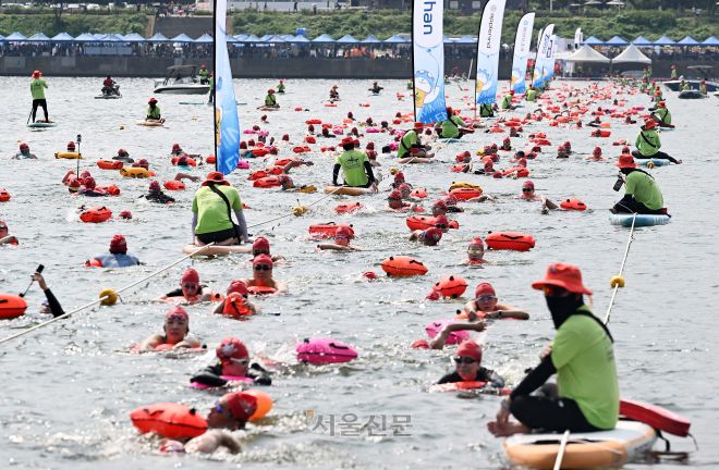 23일 서울 한강 잠실대교 남단 일대에서 열린 2025 한강크로스스위밍챌린지에서 참가자들이 힘껏 헤엄치고 있다. 2025.8.23 오장환 기자