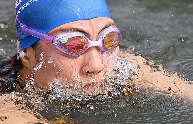 23일 서울 한강 잠실대교 남단 일대에서 열린 2025 한강크로스스위밍챌린지에서 참가자들이 힘껏 헤엄치고 있다. 2025.8.23 오장환 기자