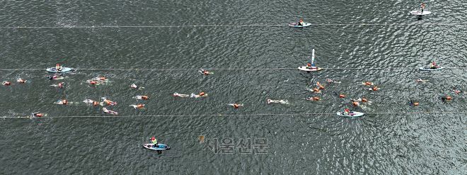 23일 서울 한강 잠실대교 남단 일대에서 열린 2025 한강크로스스위밍챌린지에서 참가자들이 힘껏 헤엄치고 있다. 2025.8.23 오장환 기자