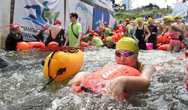 23일 서울 한강 잠실대교 남단 일대에서 열린 2025 한강크로스스위밍챌린지에서 참가자들이 힘껏 헤엄치고 있다. 2025.8.23 오장환 기자
