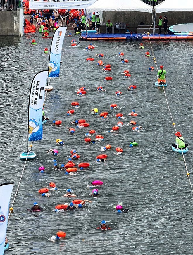 23일 서울 한강 잠실대교 남단 일대에서 열린 2025 한강크로스스위밍챌린지에서 참가자들이 힘껏 헤엄치고 있다. 2025.8.23 오장환 기자