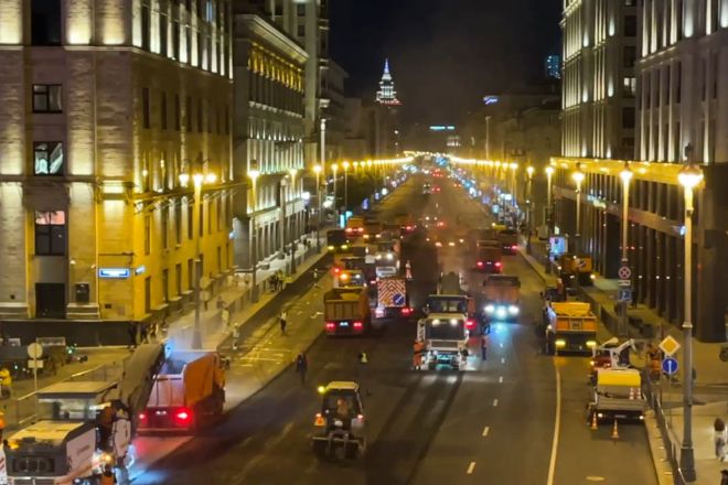 지난 16일(현지시간) 러시아 모스크바 중심가 트베르스카야-얌스카야 1번가에서 인도 교체 공사가 진행되고 있다. 전쟁특수로 늘어난 재정 지출은 사회 인프라 정비와 지역 개발로도 이어지고 있다. 타스 연합뉴스