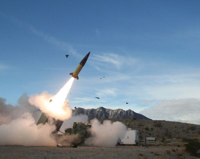 미군의 고기동포병로켓시스템(HIMARS)에서 발사되는 에이태큼스(ATACMS) 미사일. 장거리 타격 능력을 갖춘 미국산 전술 미사일로, 우크라이나 전쟁에서도 핵심 무기로 주목받아 왔다. 출처=록히드마틴