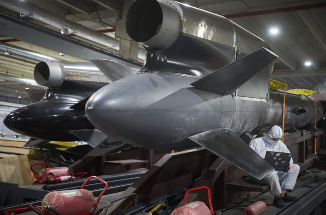 우크라이나의 비밀 공장에서 근로자들이 ‘플라밍고(Flamingo)’ 순항미사일을 점검하고 있다. 2025년 8월 18일, 우크라이나. AP 연합뉴스