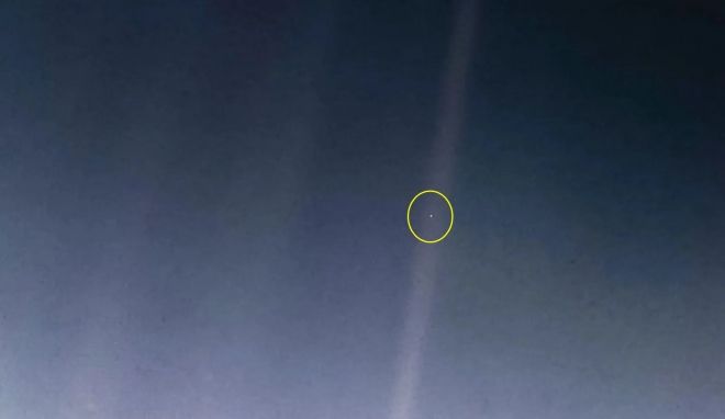 보이저 1호가 촬영한 ‘창백한 푸른 점’. 원안이 지구다. NASA/JPL-Caltech