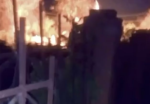 지난 23일(현지시간) 우크라이나군이 러시아 점령지인 루한스크 칼리노베를 공습하면서 발생한 폭발. 공습 과정에서 ‘부차 도살자’ 3명이 사망했다.