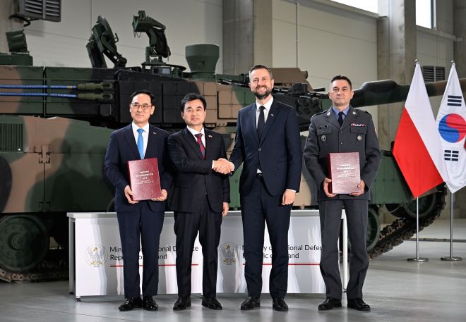 폴란드서 열린 K2 전차 2차 이행계약 서명식 참석한 안규백 국방부 장관 - 안규백 국방부 장관이 1일(현지시간) 폴란드 글리비체에서 열린 K2 전차 2차 이행계약 서명식에서 기념 촬영하고 있다. 2025.8.2 국방부 제공.