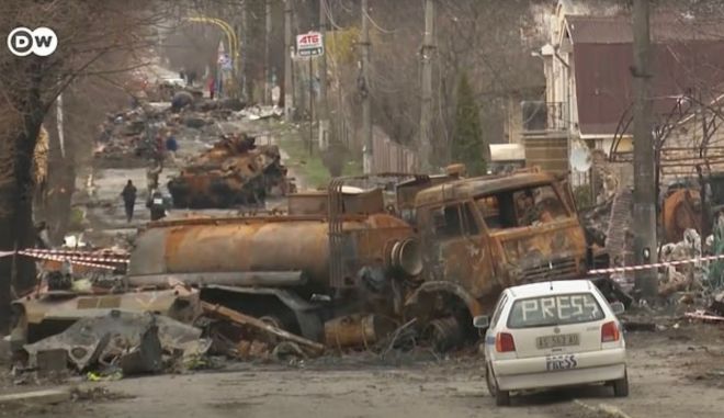 개전 초기인 2022년 3월 키이우 외곽 도시인 부차를 향한 러시아군의 공습으로 엉망이 된 도시의 모습.