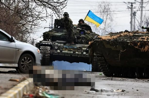 2022년 4월 우크라이나군이 키이우 외곽도시인 부차를 탈환한 뒤 민간인 시신을 바라보는 모습. 로이터 연합뉴스