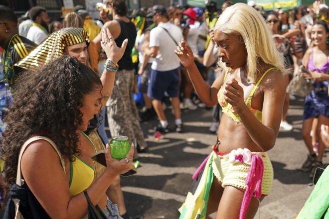 영국 런던에서 열린 노팅힐 카니발에서 참가자들이 노래하고 춤추며 축제를 즐기고 있다. 노팅힐 카니발은 유럽 최대 규모의 거리 축제로 세계적으로 손꼽히는 카니발 중 하나다. AP 연합뉴스
