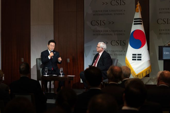 25일 미국 워싱턴에 위치한 전략국제문제연구소(CSIS)에서 이재명 대통령이 존 햄리 소장과 대담을 갖고 있다. 워싱턴DC AP 연합뉴스