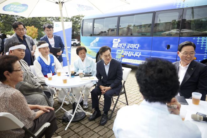 김동연 경기도지사가 26일 ‘달달(달려 간 곳마다 달라집니다)버스’를 타고 양주를 찾아 민생투어를 했다. (경기도 제공)