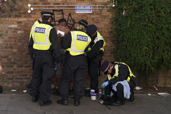 영국 런던 노팅힐 카니발 현장에서 두 참가자가 경찰에 체포되고 있다. 노팅힐 카니발은 유럽 최대 규모의 거리 축제이자 세계적으로 손꼽히는 카니발 중 하나다. AP 연합뉴스