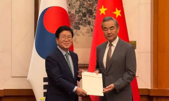 대통령 특사단장인 박병석(왼쪽) 전 국회의장이 지난 24일 중국 베이징에서 왕이 중국공산당 중앙외사판공실 주임 겸 외교부장(장관)을 만나 친서를 전달한 뒤 기념촬영을 하고 있다. 베이징특파원 공동취재단