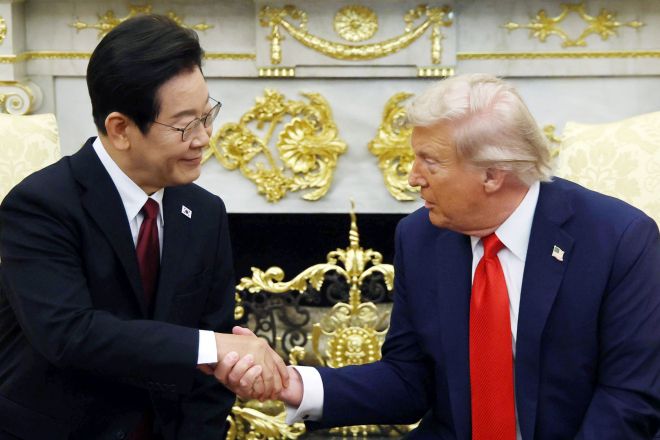 트럼프 대통령과 악수하는 이재명 대통령 - 이재명 대통령과 도널드 트럼프 미국 대통령이 25일(현지 시간) 미국 워싱턴DC 백악관에서 한미 정상회담을 하며 악수하고 있다. 2025.08.26. 뉴시스