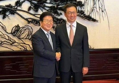 대통령 특사단 단장 박병석(왼쪽) 전 국회의장과 한정 중국 국가부주석. 베이징특파원 공동취재단