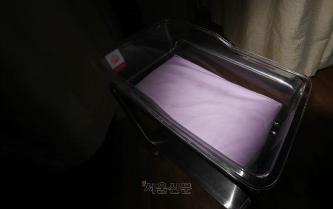 신생아 요람 자료사진(해당 기사와 직접적 관련 없음). 서울신문 DB