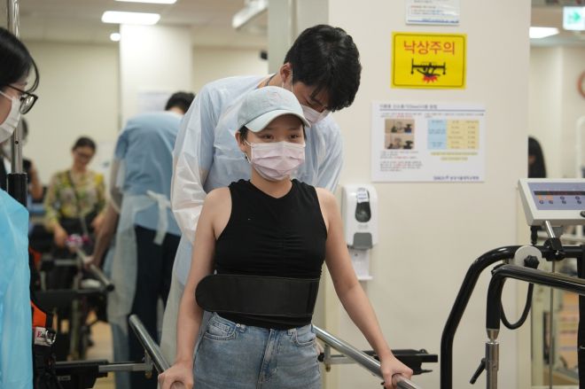 엥흐진씨가 의족을 착용하고 재활 치료를 받고 있다.  분당서울대병원 제공