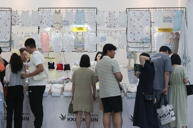 서울 강남구 삼성동 코엑스에서 열린 48회 베페 베이비페어에서 참관객들이 육아용품을 살펴보고 있다. 2025.8.17 연합뉴스