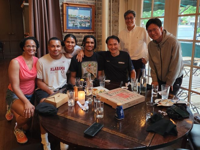 정재용 대한민국농구협회 부회장, 안준호 전 한국 농구 국가대표팀 감독, 서동철 전 코치 등이 지난해 7월 미국에 거주하는 문태종의 장남 재린 스티븐슨을 만나 특별귀화를 추진하기로 합의하고 있다. 대한농구협회 제공