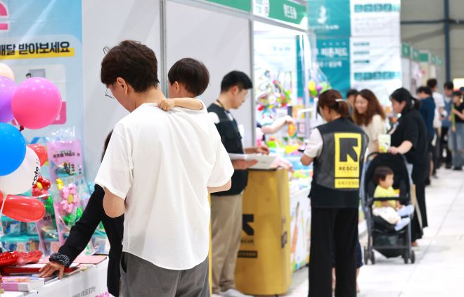 서울 강남구 세텍(SETEC)에서 열린 ‘2025 서울베이비키즈페어’에서 아기를 동반한 참관객들이 유아용품을 살펴보고 있다. 2025.7.31 연합뉴스