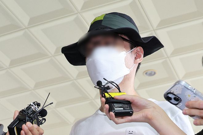 아파트 이웃 주민에게 일본도를 휘둘러 숨지게 한 혐의를 받는 30대 남성 A씨가 1일 오전 서울 마포구 서울서부지방법원에서 열린 구속 전 피의자 심문(영장실질심사)에 출석하고 있다. 2024.8.1 뉴스1