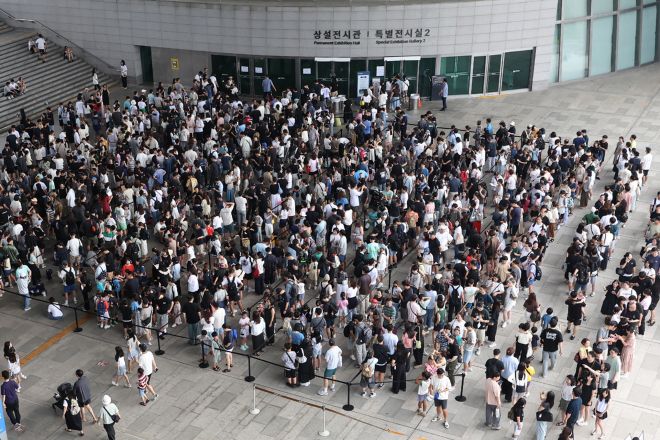 ‘케데헌 열풍’에 국립중앙박물관 오픈런 - 3일 오전 서울 용산구 국립중앙박물관 전시실 앞 광장이 입장을 대기하는 시민들로 북적이고 있다. 2025.8.3 뉴스1