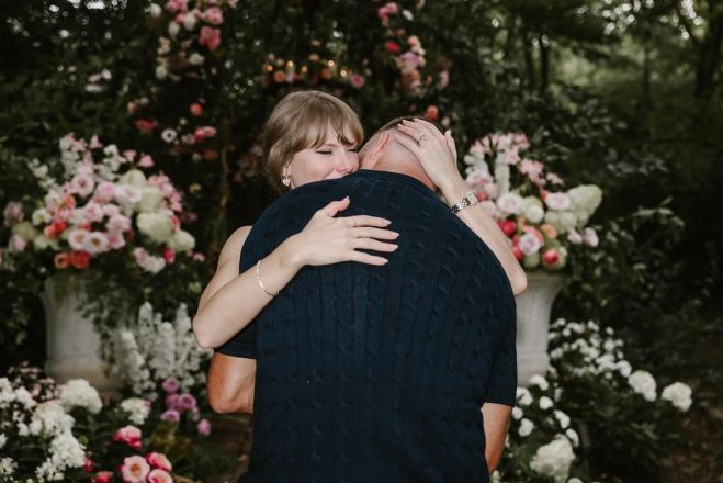 미국의 ‘국민 가수’ 테일러 스위프트가 26일(현지시간) 2년간 교제한 풋볼선수 트래비스 켈시와 약혼을 발표했다. 스위프트 인스타그램 캡처