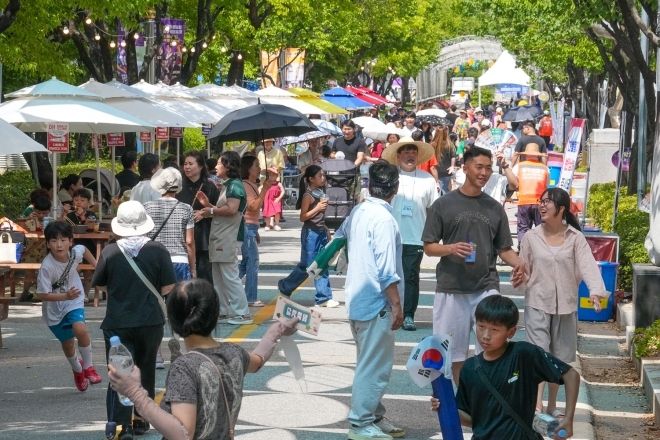 ‘국토정중앙 청춘양구 배꼽축제’가 29~31일 강원 양구 레포츠공원에서 열린다. 사진은 지난해 축제 모습. 양구군 제공