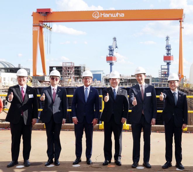 이재명 대통령이 26일(현지시간) 미국 필라델피아 한화필리조선소를 방문해 한미 양국 간 조선 협력 의지를 강조했다. 조선소 현장 시찰을 마치고 기념 촬영을 하고 있는 이 대통령과 참석자들. 왼쪽부터 데이비드 김 한화필리조선소 대표, 조현 외교부 장관, 조슈아 셔피로 펜실베이니아 주지사, 이 대통령, 김동관 한화그룹 부회장, 김정관 산업통상자원부 장관.  필라델피아 뉴시스