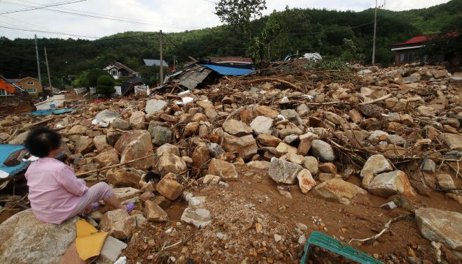 산청 마을 초토화 - 20일 경남 산청군 산청읍 외정마을에 폭우와 산사태로 토사가 흘러내려 주택 등이 파손되는 등 아수라장을 방불케 하고 있다.  2025.7.20/뉴스1