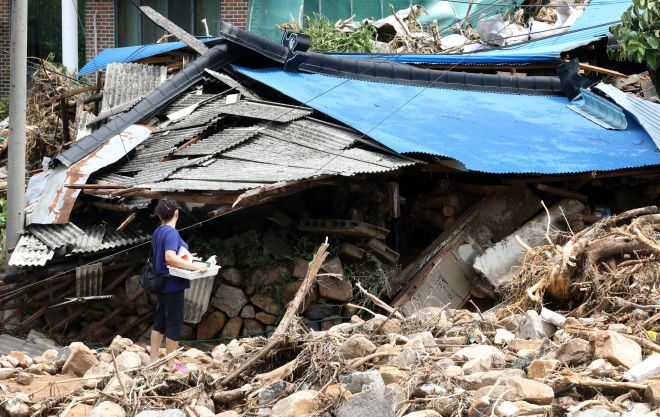 [수정본] ‘망연자실’ - 20일 경남 산청군 산청읍 외정마을에 폭우와 산사태로 토사가 흘러내려 주택 등이 파손되는 등 아수라장을 방불케 하고 있다.  2025.7.20/뉴스1