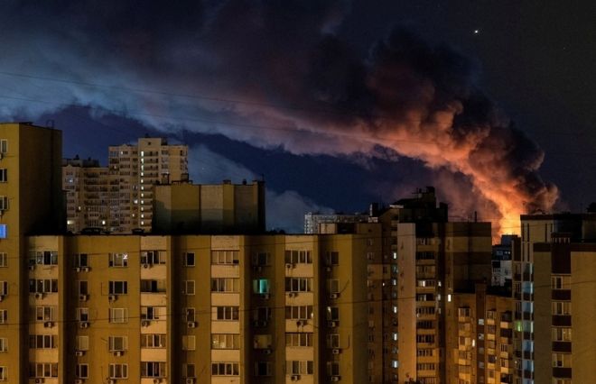 28일 러시아가 우크라이나 수도 키이우를 드론과 미사일로 공격하는 과정에서 화재가 연기가 피어오르고 있다. 로이터 연합뉴스