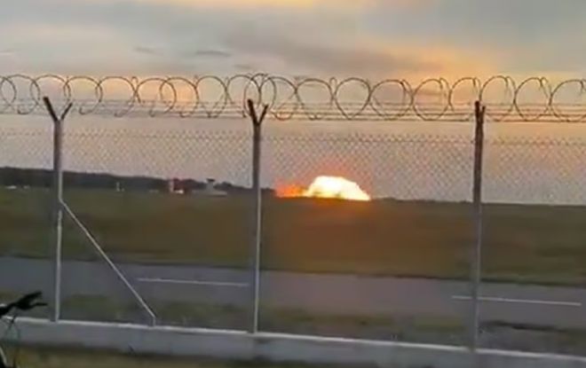 현지시간으로 27일 폴란드 중부 라돔에서 열리는 에어쇼를 앞두고 훈련 비행하던 F-16 전투기가 추락했다. 엑스 영상 캡처