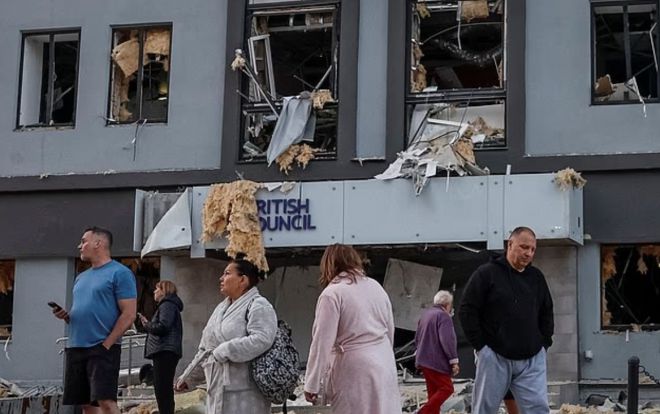 지난 27일~28일 우크라이나 키이우에 있는 유럽연합(EU) 대표부 건물과 영국문화원 건물이 있는 곳으로 러시아의 미사일이 연이어 내리꽂혔다. 사진은 파손된 영국문화원 앞에 서 있는 사람들. 로이터 연합뉴스