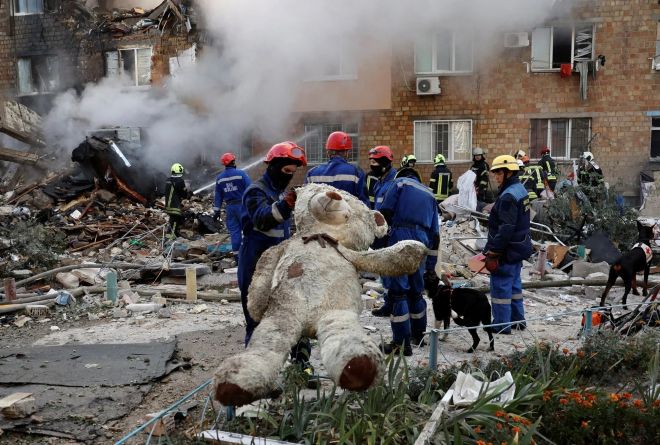 28일 우크라이나의 구조대원이 러시아의 공격으로 파괴된 키이우의 한 건물 앞에서 불탄 봉제 인형을 들고 있다. 로이터 연합뉴스