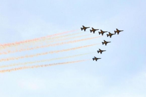 2024년 5월 8일 울산대공원 현충원 상공에서 공군 특수비행 팀 블랙이글스가 고(故) 김도현 중령을 추모하는 비행을 하고 있다. 울산시 제공