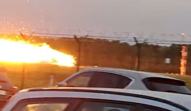 현지시간으로 27일 폴란드 중부 라돔에서 열리는 에어쇼를 앞두고 훈련 비행하던 F-16 전투기가 추락했다. 엑스 영상 캡처