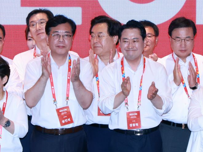 결의문 발표 마친 장동혁-송언석 - 장동혁 국민의힘 대표와 송언석 원내대표가 29일 오전 인천 중구 인천국제공항공사 항공교육원에서 열린 2025 국민의힘 국회의원 연찬회에서 결의문 발표를 마친 후 박수를 치고 있다. 2025.08.29. 뉴시스