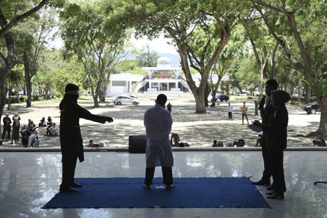 지난 26일(현지시간) 인도네시아 아체주 반다아체에서 태형 집행관이 공원 화장실에서 다른 남성과 키스해 샤리아(이슬람 율법)를 위반한 혐의로 유죄 판결을 받은 남성에게 등나무 지팡이로 매질을 하고 있다. 2025.8.26 AP 연합뉴스