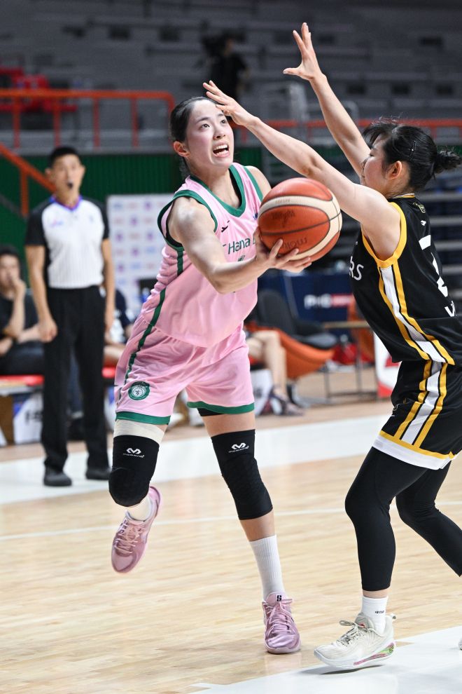 부천 하나은행 박소희가 31일 부산 사직체육관에서 열린 2025 박신자컵 조별리그 B조 청주 KB전에서 허예은을 상대로 공격하고 있다. WKBL 제공