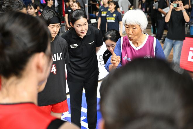 박신자 여사가 30일 부산 사직체육관에서 열린 2025 박신자컵 개막전을 마치고 일본 최강 후지쓰 레드웨이브에 52-62로 패한 부산 BNK 선수단에 조언하고 있다. 가운데는 그의 조카인 박정은 BNK 감독. WKBL 제공