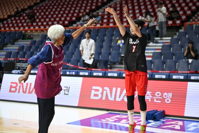 박신자 여사가 30일 부산 사직체육관에서 2025 박신자컵 개막 전에 부산 BNK 박혜진과 훈련하고 있다. WKBL 제공