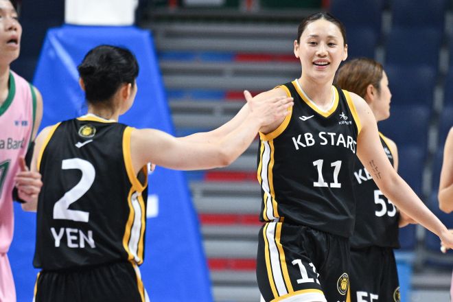 청주 KB 강이슬과 허예은이 31일 부산 사직체육관에서 열린 2025 박신자컵 조별리그 B조 부천 하나은행전에서 하이파이브하고 있다. WKBL 제공