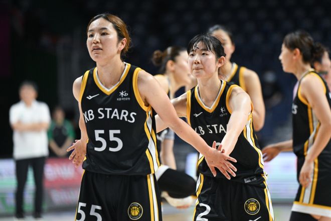 청주 KB 사카이 사라와 허예은이 31일 부산 사직체육관에서 열린 2025 박신자컵 조별리그 B조 부천 하나은행전에서 하이파이브하고 있다. WKBL 제공