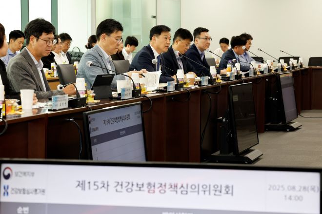 지난 28일 서울 서초구 건강보험심사평가원에서 열린 제15차 건강보험정책심의위원회(건정심)에서 내년도 건강보험료율이 논의되고 있다.  복지부 제공