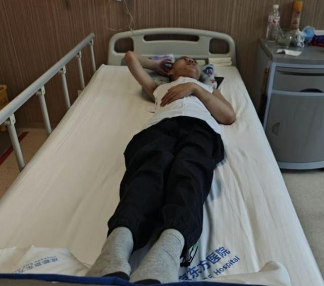 몸이 Z자로 접힌 ‘폴더 소년’ 장옌천(21)은 목숨을 건 네 번의 수술 끝에 똑바로 누운 채 병실로 돌아왔다. SCMP 제공