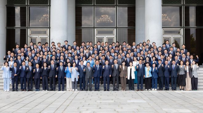 이재명 대통령, 더불어민주당 의원 초청 오찬 - 이재명 대통령이 29일 청와대 영빈관에서 열린 더불어민주당 의원 초청 오찬에 참석한 의원들과 기념촬영을 하고 있다. 2025.8.29 대통령실 제공