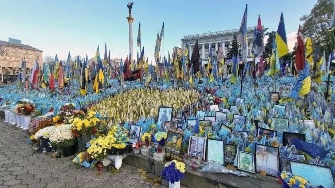 우크라이나 전쟁 발발 1000일을 맞은 지난해 12월 수도 키이우의 독립광장에 전사자들을 기리기 위한 깃발과 사진, 꽃 등이 빼곡히 놓여 있다. 연합뉴스 자료사진